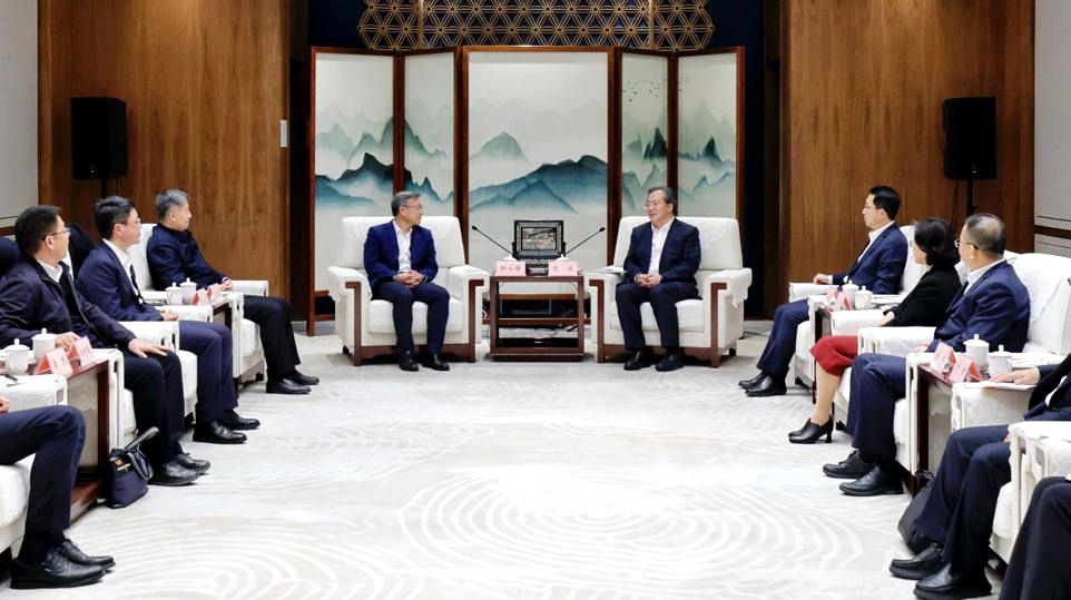 東南大學(xué)黨委書(shū)記鄔小撐、校長(zhǎng)孫友宏會(huì)見(jiàn)蘇州市委書(shū)記范波、市長(zhǎng)吳慶文 攜手推動(dòng)名城名校融合發(fā)展